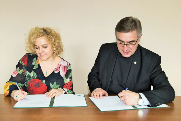Umowę o współpracy podpisali prezes Grupy Lux Med, Anna Rulkiewicz oraz ks. prof. Stanisław Dziekoński, rektor UKSW. Fot. Materiały prasowe Lux Med nawiązał współpracę z Uniwersytetem Kardynała Stefana Wyszyńskiego