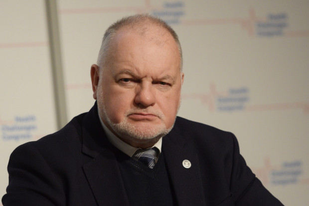 - Myślimy o precyzyjnym określeniu zasad operacji zaćm, tak by uniknąć sytuacji, gdy na zabieg kierowani są pacjenci, którzy jeszcze tego nie wymagają - mówił prezes Andrzej Jacyna. Fot. PTWP NFZ chce zmniejszyć skalę turystyki medycznej Polaków do Czech. Chodzi nie tylko o kasę...