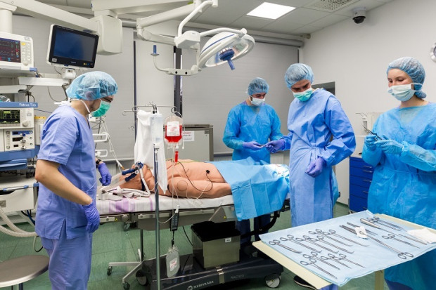 Studenci od 2012 r. korzystają z Centrum Dydaktyki i Symulacji Medycznej, gdzie na zaawansowanych symulatorach trenują umiejętności niezbędne w ich przeszłej pracy. Fot. SUM Śląski Uniwersytet Medyczny w Katowicach ma 70 lat