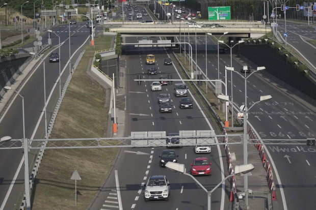 Często zdarza się, że samochody nie ustępują pojazdom uprzywilejowanym Fot. PTWP (zdjęcie ilustracyjne) Ratownicy alarmują: kierowcy przestali tworzyć tzw. korytarze życia