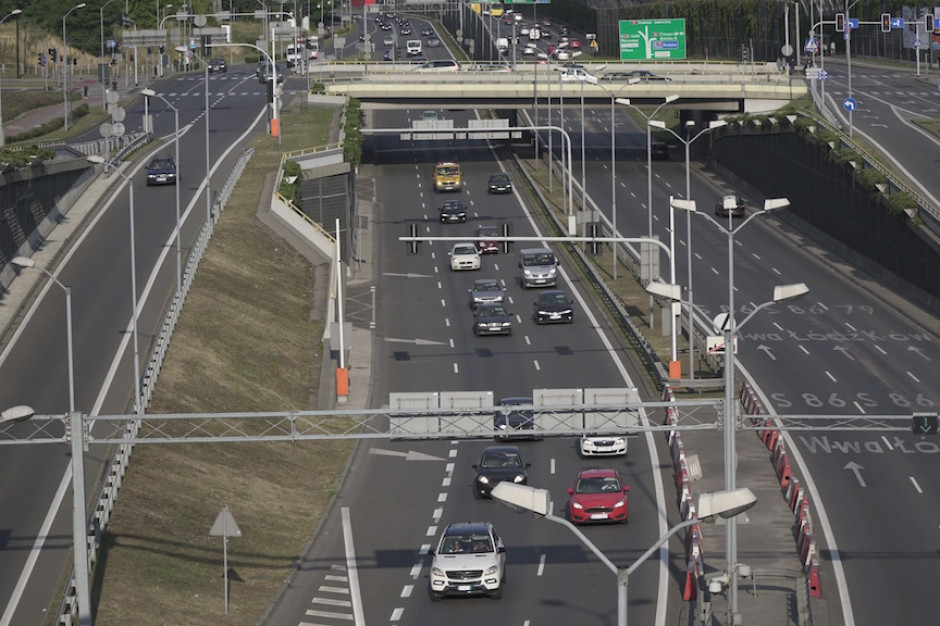 Projekt ma służyć wprowadzeniu jednoznacznych zasad zachowania się kierowców na autostradzie, w taki sposób, by ułatwić przejazd służbom ratowniczym. Fot. PTWP Rząd sankcjonuje prawnie tzw. korytarze życia