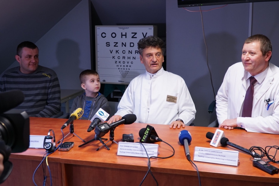 10-letni Kuba z tatą, prof. Edwardem Wylęgałą i dr. Dariuszem Dobrowolskim; FOT. PTWP Nowatorskie przeszczepienie komórek ratuje oko 10-letniemu Kubie