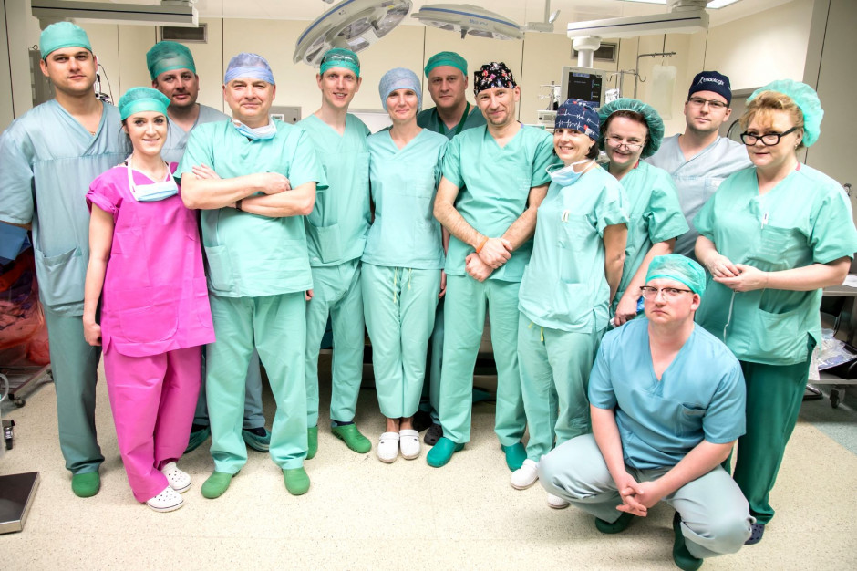 Zespół chirurgów z kierowanej przez prof. Krzysztofa Zieniewicza Katedry i Kliniki Chirurgii Ogólnej Transplantacyjnej i Wątroby WUM. Fot. Warszawski Uniwersytet Medyczny WUM: dwutysięczne przeszczepienie wątroby