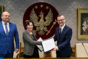 Podpisanie umowy na 100 mln zł dla Warszawskiego Uniwersytetu Medycznego od EBI. Fot. WUM 100 mln zł dla Warszawskiego Uniwersytetu Medycznego od EBI