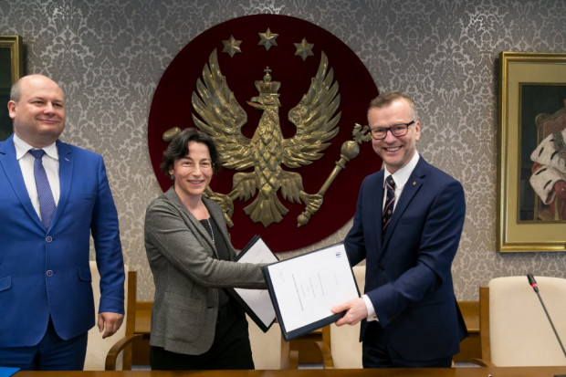 Podpisanie umowy na 100 mln zł dla Warszawskiego Uniwersytetu Medycznego od EBI. Fot. WUM 100 mln zł dla Warszawskiego Uniwersytetu Medycznego od EBI