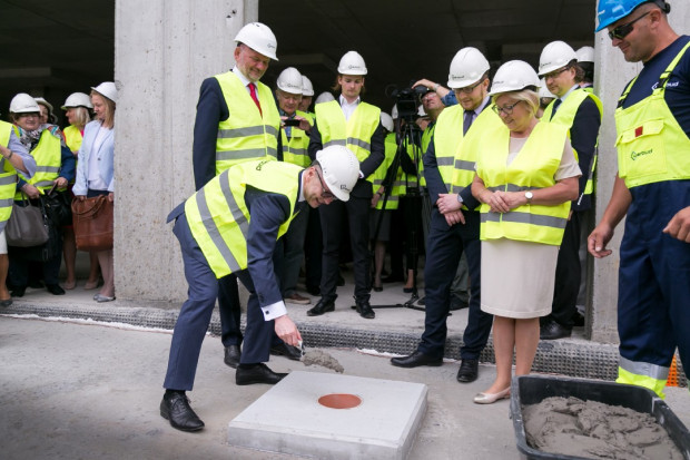 Wmurowanie aktu erekcyjnego pod budowę Uniwersyteckiego Centrum Stomatologii Warszawskiego Uniwersytetu Medycznego. Fot. Materiały prasowe Warszawa: wmurowanie aktu erekcyjnego pod Uniwersyteckie Centrum Stomatologii WUM
