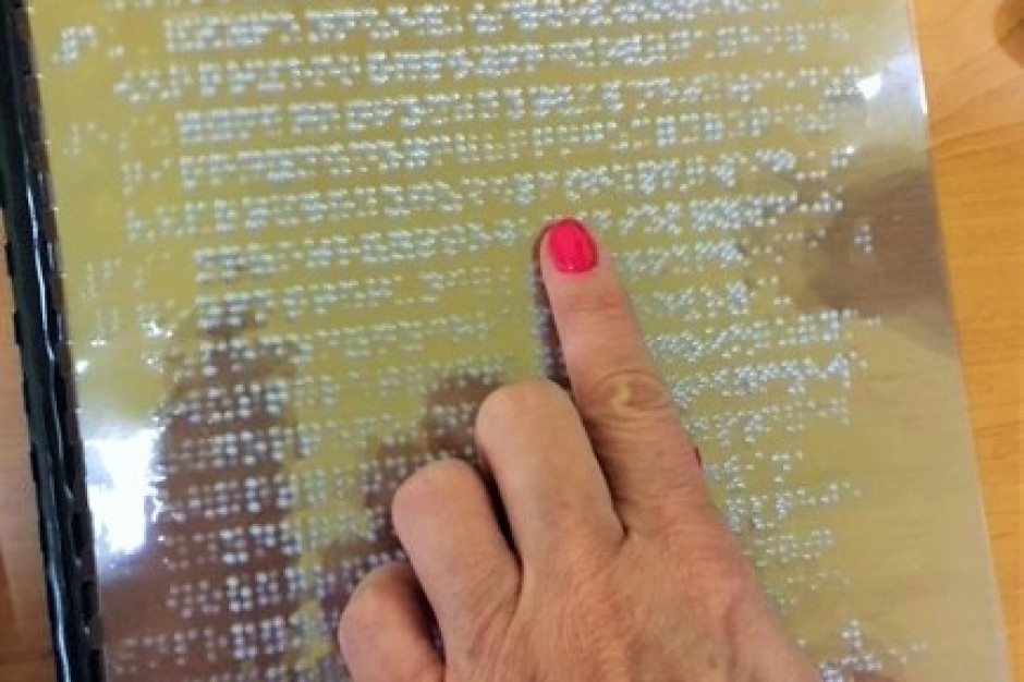 Karty Praw Pacjenta napisane alfabetem Braille'a są wydrukowane na folii w formacie A4. Fot. Materiały prasowe Zawiercie: szpital otrzymał Karty Praw Pacjenta napisane alfabetem Braille'a