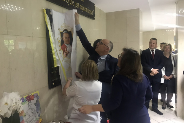 W dniu nadania imienia szpitalowi w holu głównym odsłonięto rzeźbę - popiersie Jana Pawła II. Szpital w Polanicy otrzymał imię Jana Pawła II