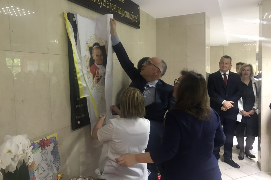 W dniu nadania imienia szpitalowi w holu głównym odsłonięto rzeźbę - popiersie Jana Pawła II. Szpital w Polanicy otrzymał imię Jana Pawła II