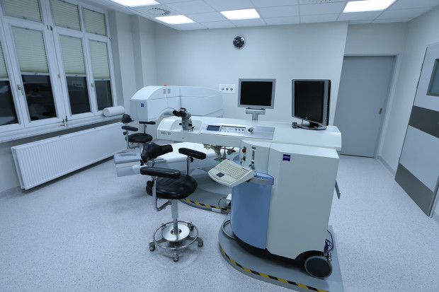 Technologia CPA świetnie nadaje się np. w operacjach rogówki. Fot. Centrum Mikrochirurgii Oka Laser (zdjęcie ilustracyjne) Dr hab. Wasylczyk: nobliści dali nam użyteczne, eleganckie narzędzia