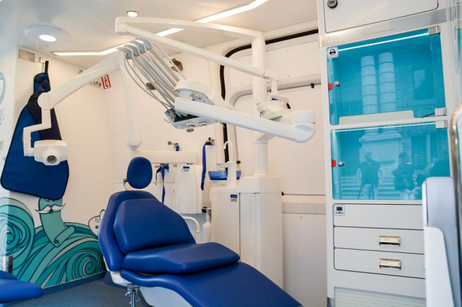 Uzupełnieniem opieki stomatologicznej są dentobusy. W każdym województwie jest dentobus. Fot. archiwum MZ: dentysta, pielęgniarka lub higienistka w każdej szkole podstawowej i średniej