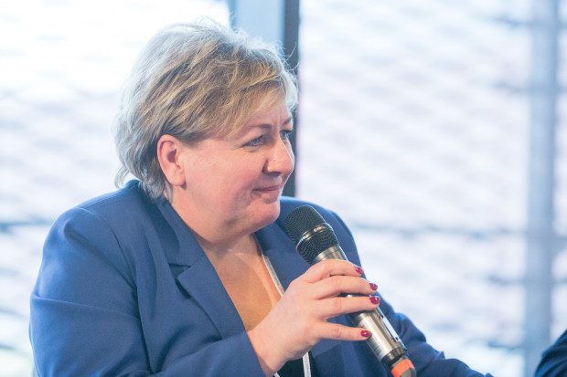 Redaktor Agata Pustułka podczas moderacji jednej z sesjii Kongresu Wyzwań Zdrowotnych (Health Challenges Congress) w Katowicach. Fot. PTWP Nagroda Silesia Press za cykl materiałów o genetycznym raku piersi