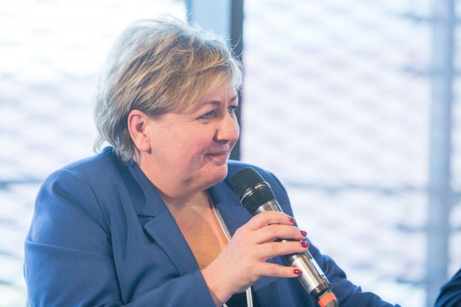 Redaktor Agata Pustułka podczas moderacji jednej z sesjii Kongresu Wyzwań Zdrowotnych (Health Challenges Congress) w Katowicach. Fot. PTWP Nagroda Silesia Press za cykl materiałów o genetycznym raku piersi
