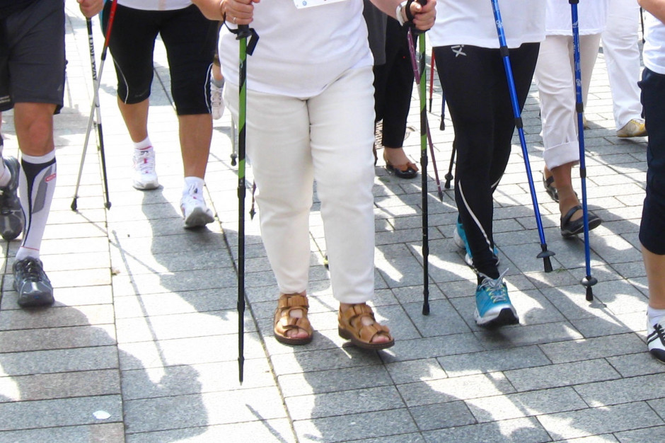 W nordic walking, przy zachowaniu właściwej techniki chodu, obciążenie stawów jest o 30 proc. mniejsze w porównaniu z joggingiem. Fot. archiwum Nordic walking - ta forma ruchu dla starszych osób lepsza niż jogging