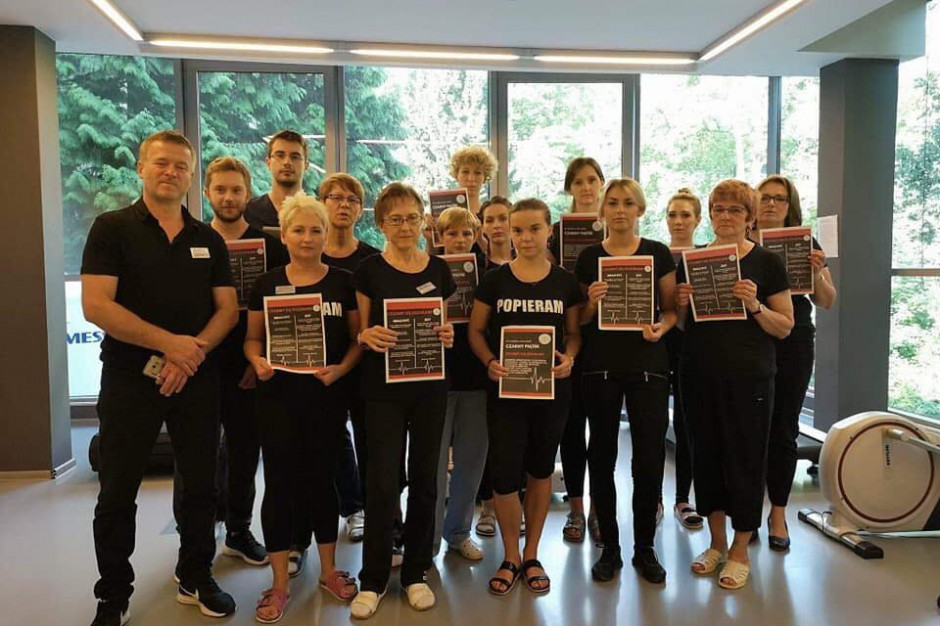 Czarny protest fizjoterapeutów w 2018 r. Fot. Ogólnopolski Związek Zawodowy Pracowników Fizjoterapii - OZZPF Fizjoterapeuci zapowiadają głodówkę "aż do skutku"