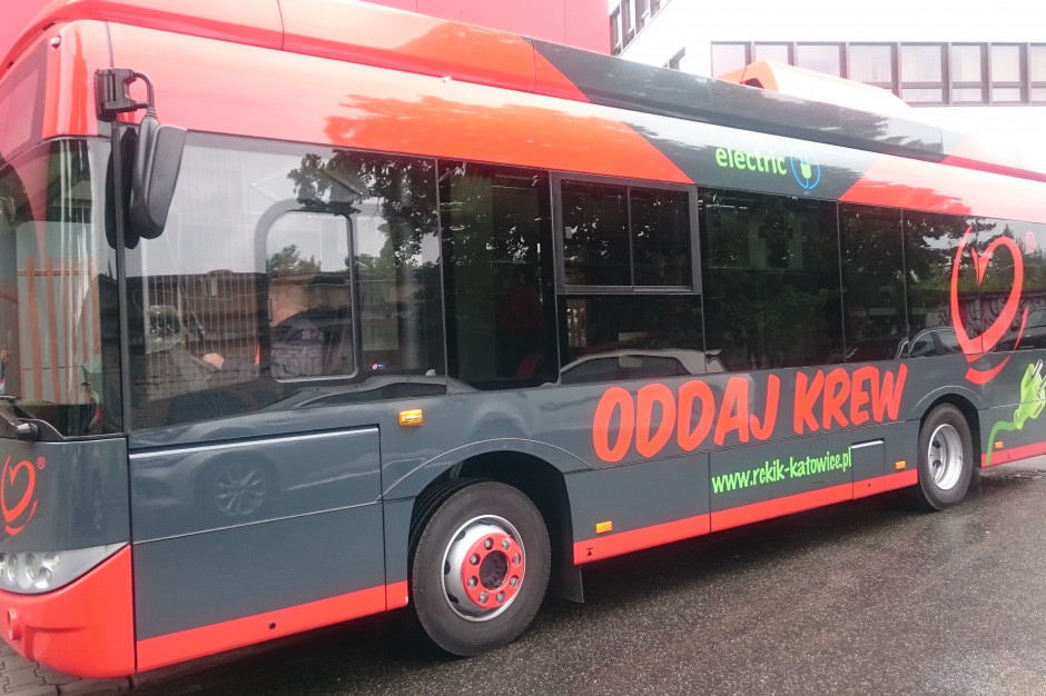Wyposażony w napęd elektryczny o mocy 160 kW i baterie o pojemności 160 kWh, autobus zapewnia bezemisyjną eksploatację. Fot. Materiały prasowe RCKiK w Katowicach Solaris pochwalił się elektrycznym autobusem do poboru krwi