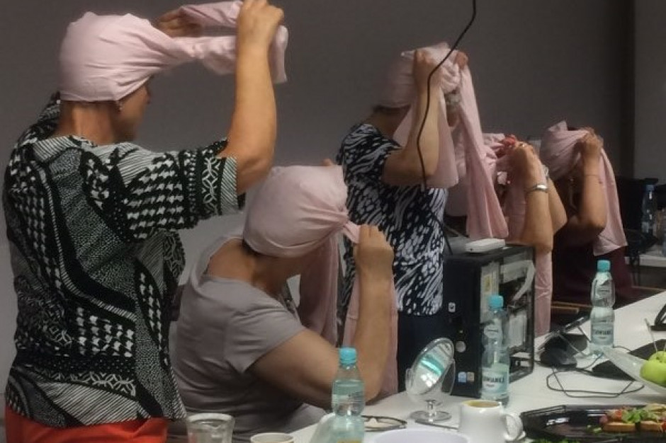 Każda z uczestniczek mogła samodzielnie wypróbować wiązanie od razu podczas spotkania, a na koniec otrzymała swój własny kolorowy turban. Fot. Materiały prasowe Szczecin: pierwsze warsztaty dla pacjentek onkologicznych w szpitalu na Pomorzanach