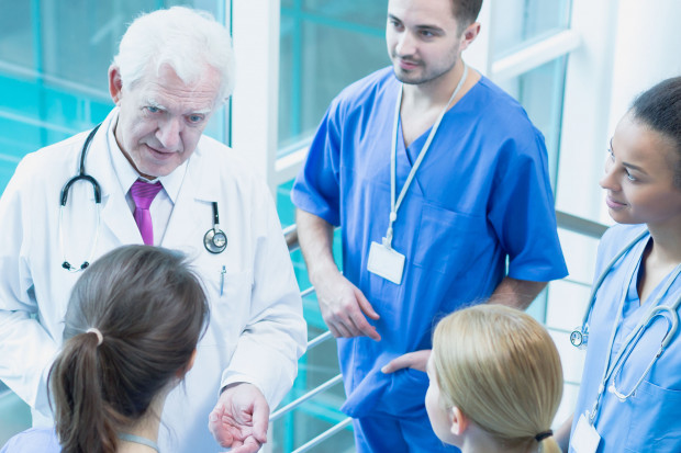Aktywni zawodowo lekarze w wieku emerytalnym stanowią obecnie 25 proc. wszystkich lekarzy wykonujących zawód. Fot. Shutterstock Lekarze emeryci ratują system przed kadrową katastrofą