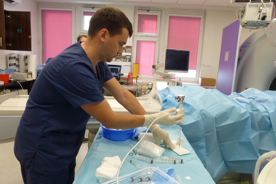 Pierwszy zabieg z wykorzystaniem technologii przeprowadzono 2 sierpnia w Zakładzie Radiologii Szpitala Klinicznego przy ul. Banacha w Warszawie. Fot. Materiały prasowe Nowotwory wątroby: ten innowacyjny system niszczy je za pomocą wysokiej temperatury