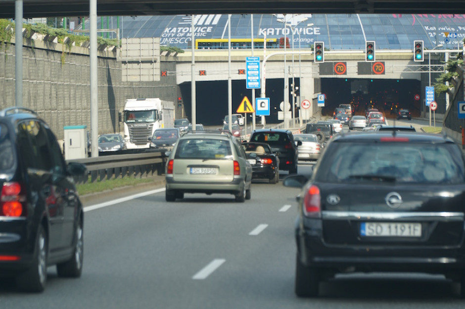 Szacuje się, że korytarz życia skraca czas dotarcia służb ratunkowych do ofiar o ok. 8 minut Fot. PTWP ITS: tworzenie na drogach tzw. korytarzy życia zwiększa szanse przeżycia nawet o 40 proc.