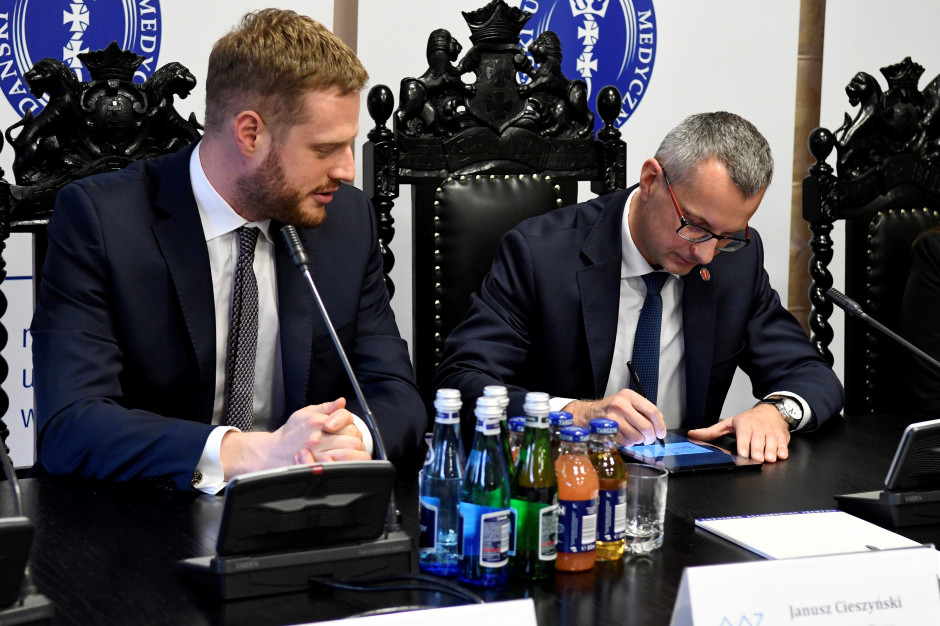 Podpisane umowy na sfinansowanie Pracownia Symulacji Kardiologicznej. Na zdjęciu Janusz Cieszyński, podsekretarz stanu w MZ i prof. Marcin Gruchała, rektor Gdańskiego Uniwersytetu Medycznego. Fot. GUMed. W GUMed powstanie Pracownia Symulacji Kardiologicznej
