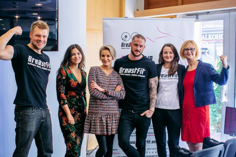 Ambasadorami tegorocznej edycji kampanii „BreastFit. Kobiecy biust. Męska sprawa” są Daria Ładocha, Dorota Godzina, Rafał Bryndal oraz Michał Będźmirowski Modny_tata. Fot. Materiały prasowe Rak piersi: kobiecy biust to również męska sprawa