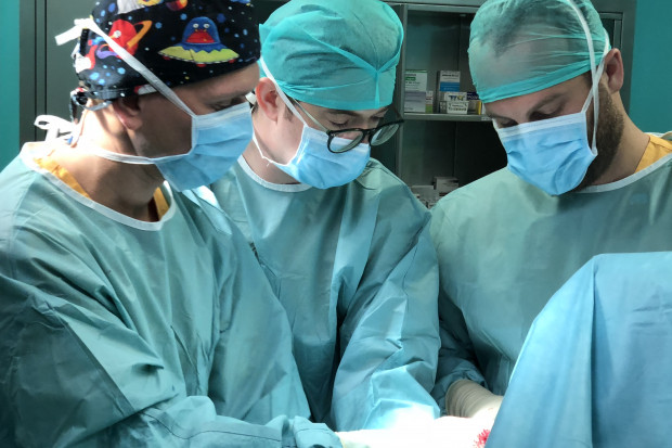 W zabiegu asystował członek zespołu Arthrosurface Don Simoncini, ze szpitala Newton Wellesley Hospital (USA), który jest bliskim współpracownikiem dr Johna Uribe wynalazcy i propagatora tej techniki. Fot. Materiały prasowe Kraków: operacja wszczepienia innowacyjnej protezy, młody muzyk znów będzie mógł grać