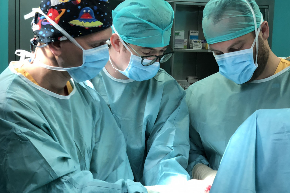 W zabiegu asystował członek zespołu Arthrosurface Don Simoncini, ze szpitala Newton Wellesley Hospital (USA), który jest bliskim współpracownikiem dr Johna Uribe wynalazcy i propagatora tej techniki. Fot. Materiały prasowe Kraków: operacja wszczepienia innowacyjnej protezy, młody muzyk znów będzie mógł grać
