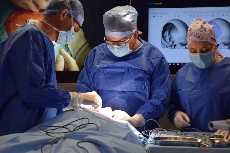 Podczas zabiegu uzupełnienia ubytku kostnego w 15-letniego pacjenta; FOT. Vital Medic Kluczbork: przeprowadzili zabieg uzupełnienia ubytku kostnego w czaszce