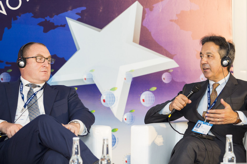 Brian Bradbury (z lewej) i Philip Tagari z firmy Amgen podczas debaty w Krynicy Rozwój biotechnologii wymaga współpracy państwa, przemysłu i nauki