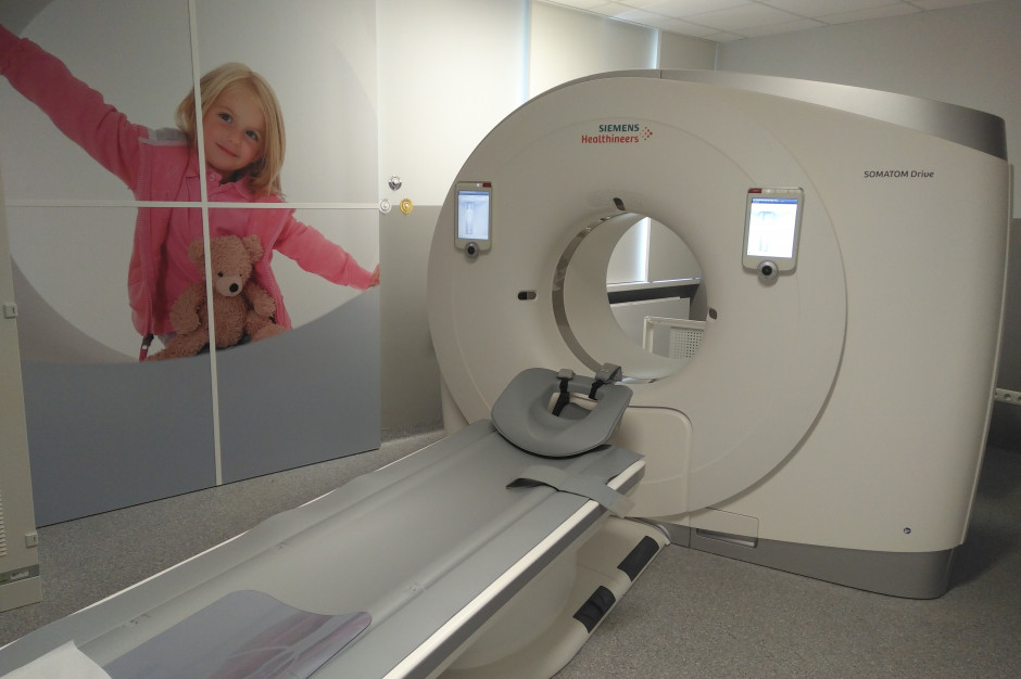 Tomograf w Uniwersyteckim Szpitalu Klinicznym w Opolu. Fot. Materiały prasowe Siemens Healthineers (zdjęcie ilustracyjne) Innowacyjny tomograf J-PET zaprezentowano w Krakowie
