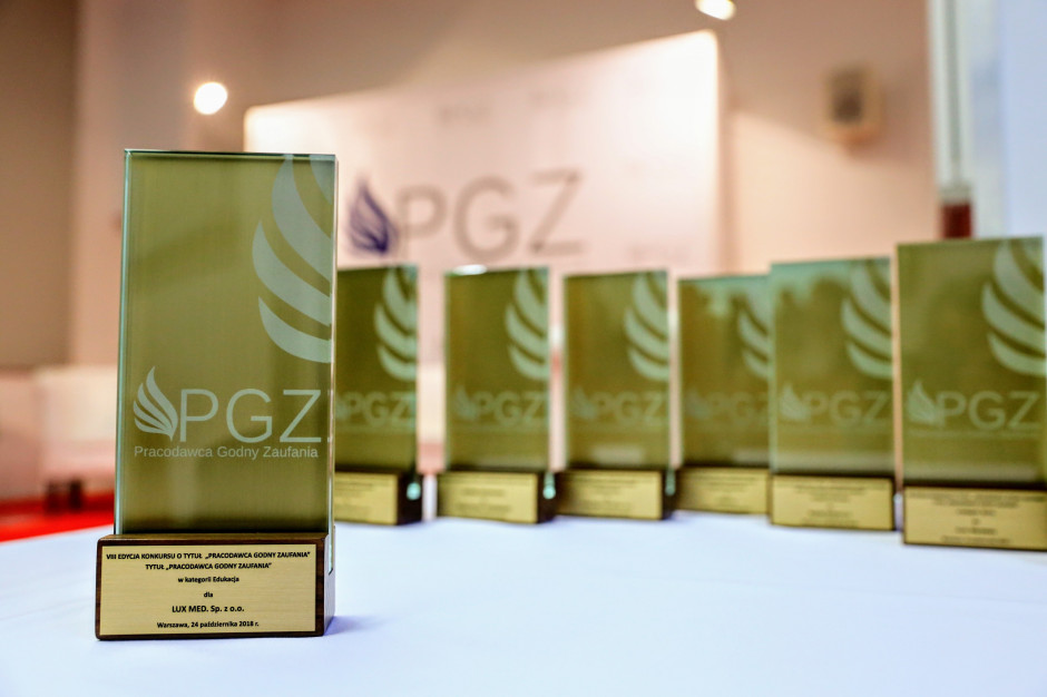 StatuetkaPracodawca Godny Zaufania. Fot. AM ART-MEDIA LUX MED Pracodawcą Godnym Zaufania