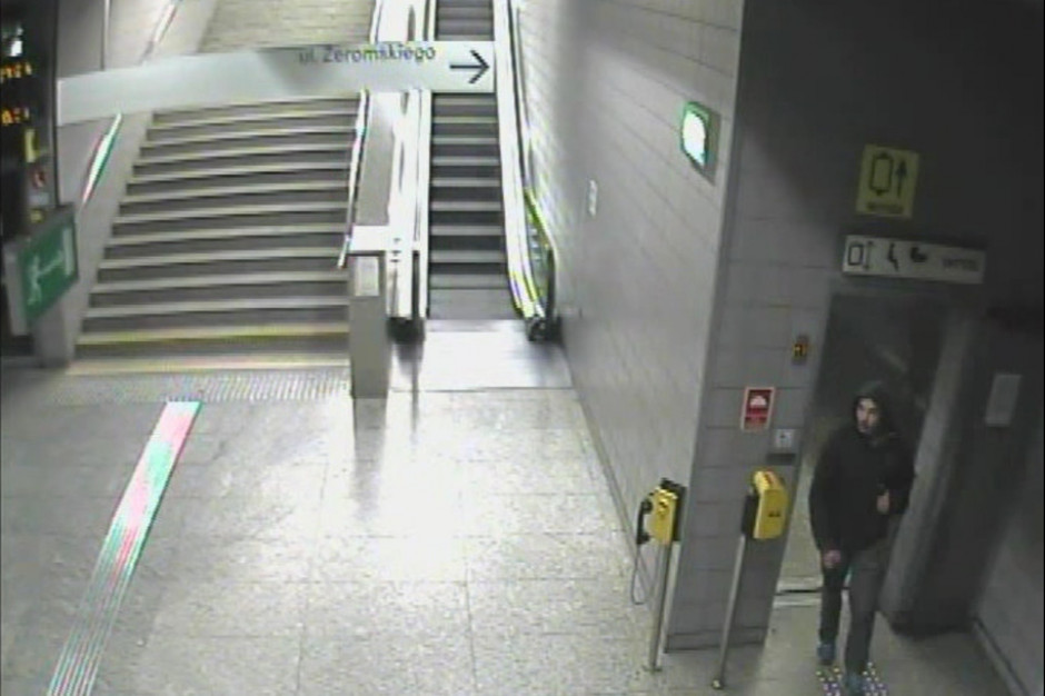 Kadr z nagrania z monitoringu udostępniony przez policję Policja szuka mężczyzny, który ukradł defibrylator ze stacji metra
