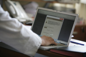 NFZ pracuje nad przywróceniem systemu eWUŚ i przeprasza za utrudnienia