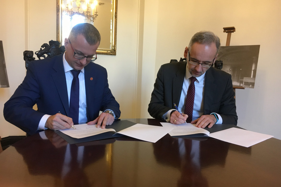 List intencyjny podpisali prof. Marcin Gruchała, rektor Gdańskiego Uniwersytetu Medycznego oraz dr Adam Niedzielski, zastępca prezesa NFZ. Fot. GUMed NFZ podpisał porozumienie z GUMedem