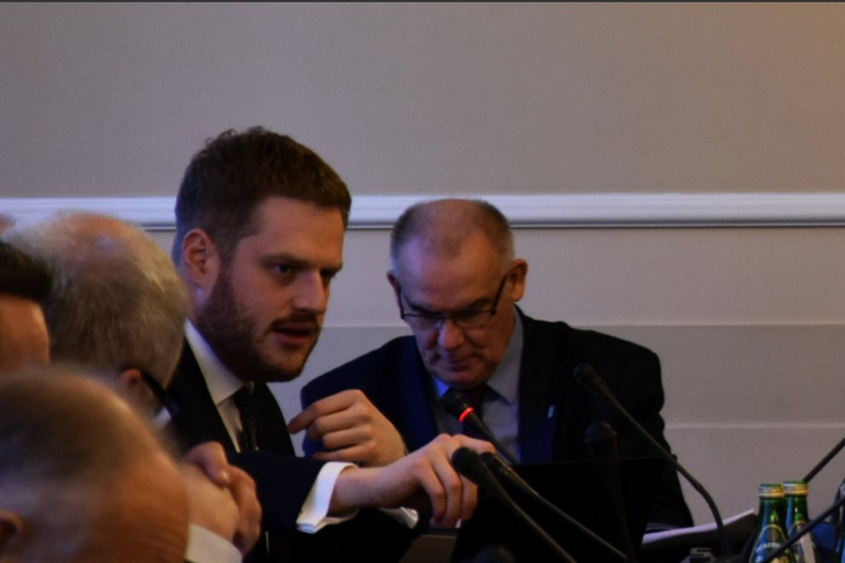 Cieszyński odpiera zarzuty senatorów, że większość zakupów, które poczyniło MZ, miało jakiś defekt. Fot. Twitter MZ Cieszyński odpiera zarzuty senatorów, że większość zakupów, które poczyniło MZ, miało jakiś defekt