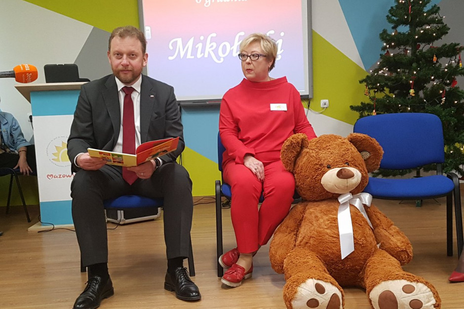 Minister zdrowia Łukasz Szumowski w Szpitalu Dziecięcym w Warszawie; FOT. Twitter/MZ Warszawa: minister zdrowia z mikołajkowymi prezentami w szpitalu dziecięcym