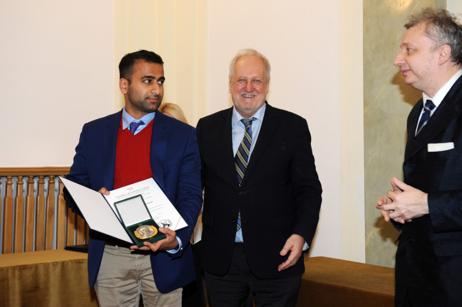 Siddarth Agrawal, student z UM we Wrocławiu zdobył honorowe wyróżnienie PAN - Laur Medyczny im. Doktora Wacława Mayzla. Fot. umed.wroc.pl Wrocław: otrzymał Laur Medyczny PAN, choć dyplomu jeszcze nie ma
