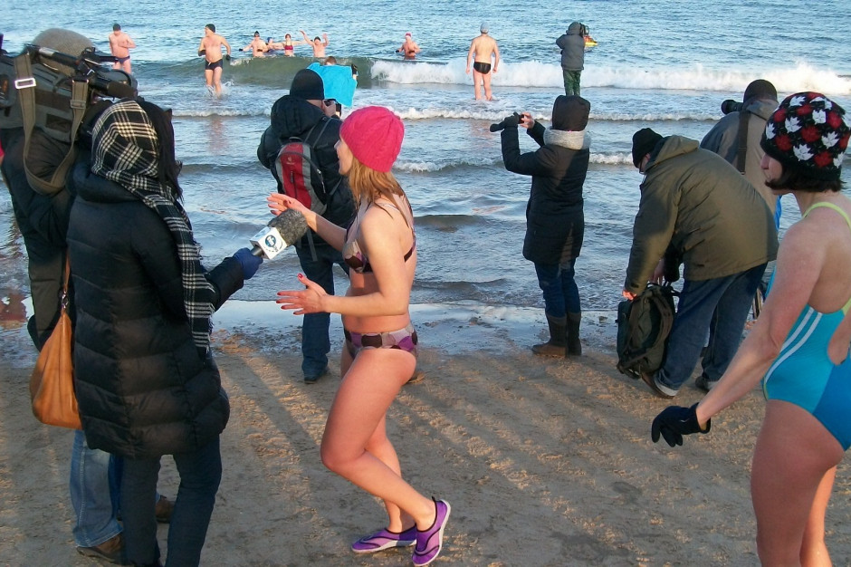 Oficjalne kąpiele gdańskich morsów odbywają się w każdą sobotę, niedzielę i święto o godz. 11.00 na plaży w Gdańsku Jelitkowie, na wysokości pętli tramwajowej. Fot. strona internetowa Gdańskiego Klubu Morsów (zdj. ilustracyjne) Gdańsk: około stu morsów wzięło udział w noworocznej kąpieli w morzu