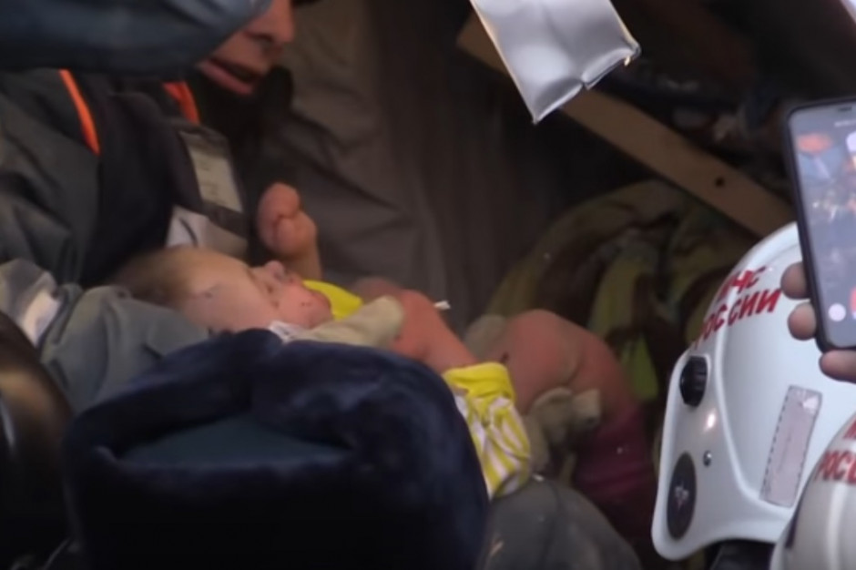 W internecie pojawiło się nagranie wideo, na którym widać, jak ratownicy wydobywają dziecko spod gruzów. Źródło: youtube/materiał telewizji RT Magnitogorsk: niemowlę znalezione pod gruzami po 36 godzinach żyje