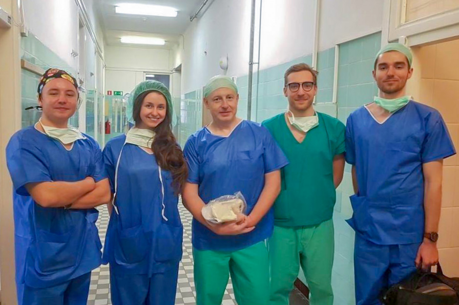 Zespół lekarzy z Kliniki Ortopedii i Traumatologii Narządu Ruchu WUM. Fot. materiały prasowe WUM Pierwsza w Polsce operacja wszczepienia endoprotezy stawu biodrowego „custom-made”