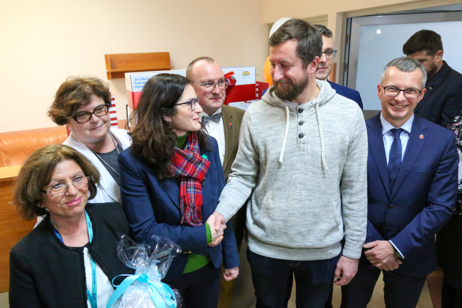 Krzysztof Grabowski, ojciec małego Józefa wzruszony dziękował wszystkim lekarzom i położnym. Odbierał też gratulacje od władz miasta. Fot. UCK w Gdańsku Gdańsk: narodziny Józefa zamykają 106-letnią historię porodówki przy Klinicznej