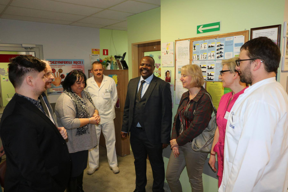 Martin Nyundo, dyrektor Działu Klinicznego w Uniwersyteckim Szpitalu w Kigali odwiedził jednostki ZSM jednostki przy ul. Strzelców Bytomskich i Władysława Truchana. Fot. profil Zespół Szpitali Miejskich w Chorzowie na Fb Jest porozumienie ze szpitalem w Kigali. Lekarze z Chorzowa będą szkolić kolegów w Rwandzie