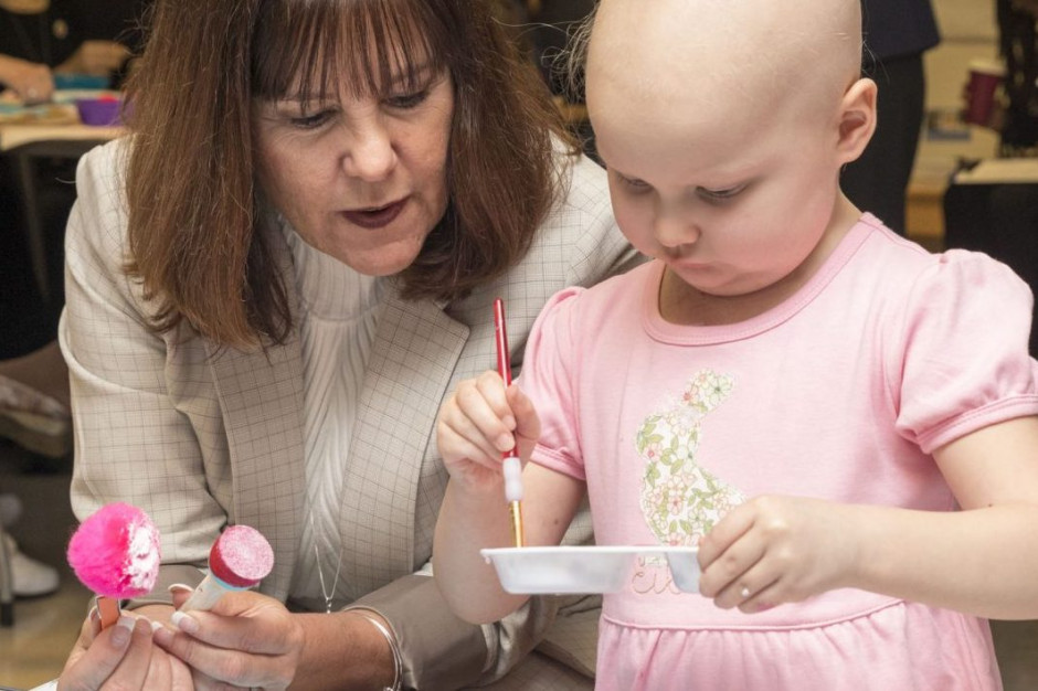 Druga Dama Stanów Zjednoczonych Karen Pence interesuje się ochroną zdrowia dzieci w USA. Fot./Źródło: www.whitehouse.gov (zdj. ilustracyjne, z zajęć terapeutycznych w USA dla dzieci chorych na raka). Druga dama USA często odwiedza dzieci w szpitalach, tak postąpiła też w Polsce