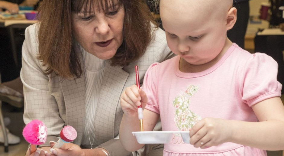 Druga Dama Stanów Zjednoczonych Karen Pence interesuje się ochroną zdrowia dzieci w USA. Fot./Źródło: www.whitehouse.gov (zdj. ilustracyjne, z zajęć terapeutycznych w USA dla dzieci chorych na raka). Druga dama USA często odwiedza dzieci w szpitalach, tak postąpiła też w Polsce
