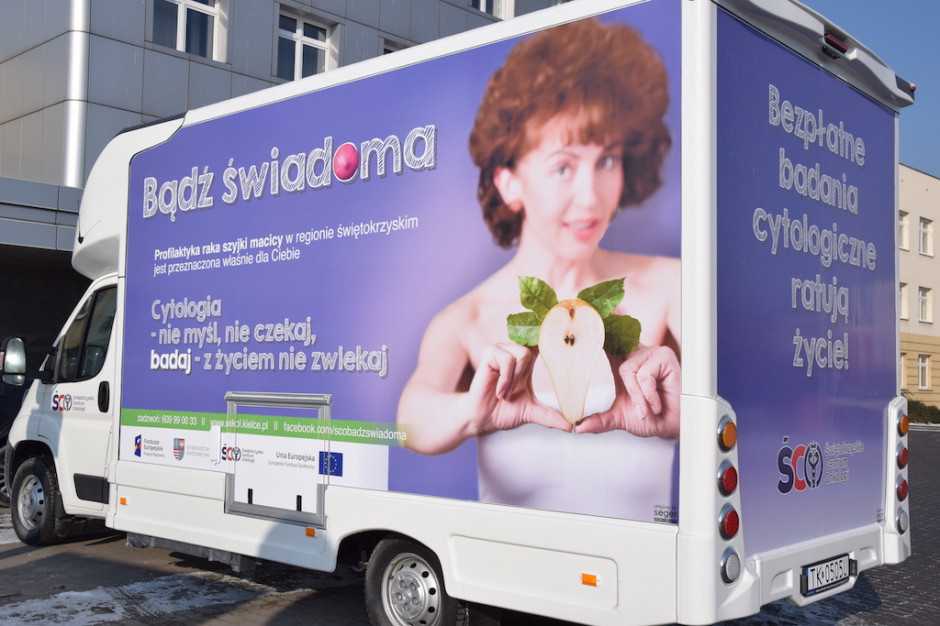 Cytobus przed Świętokrzyskim Centrum Onkologii; FOT. ŚCO Profilaktyka raka szyjki macicy powinna wyjść poza mury i sztywne godziny przyjęć?