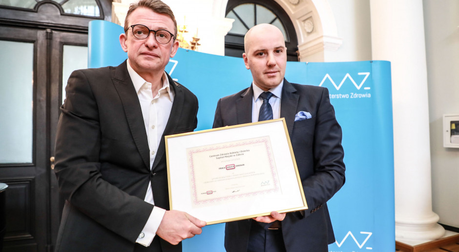 Mariusz Wójtowicz, prezes Szpitala Miejskiego w Zabrzu odebrał nagrodę z rąk wiceministra zdrowia Sławomira Gadomskiego. Fot. materiały prasowe Szpital Miejski w Zabrzu zadbał o PR, pochwalił się certyfikatem "PracoDawca Zdrowia"