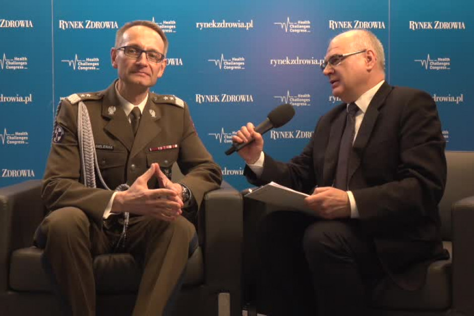 Gen. dyw. prof. Grzegorz Gielerak: laueraci Animus Fortis otrzymują miniaturę "Pomnika sanitariusza"; FOT. PTWP Dyrektor WIM: Nagroda Animus Fortis nawiązuje do najlepszych tradycji służb ratowniczych