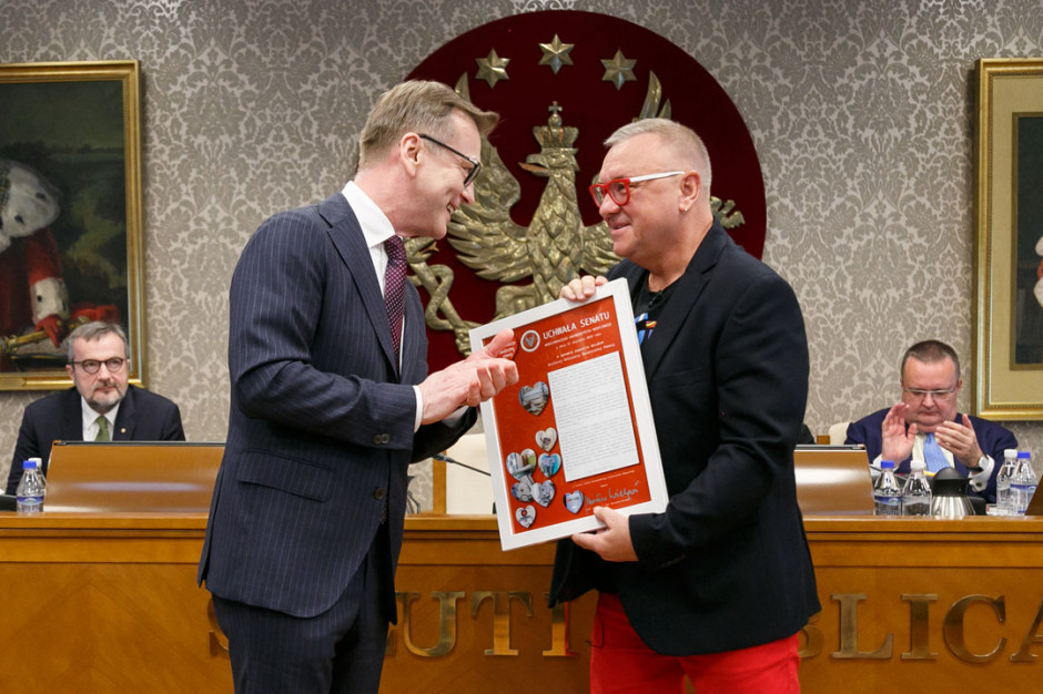 Jerzy Owsiak odebiera uchwałę Senatu WUM; FOT. Materiały prasowe Warszawa: Jerzy Owsiak odebrał uchwałę Senatu WUM popierającą działania WOŚP