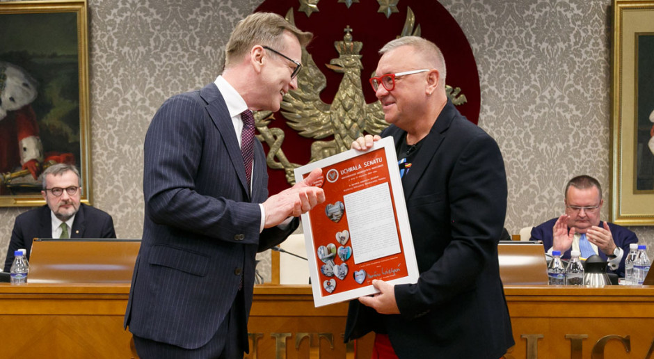 Warszawa: Jerzy Owsiak odebrał uchwałę Senatu WUM popierającą działania WOŚP
